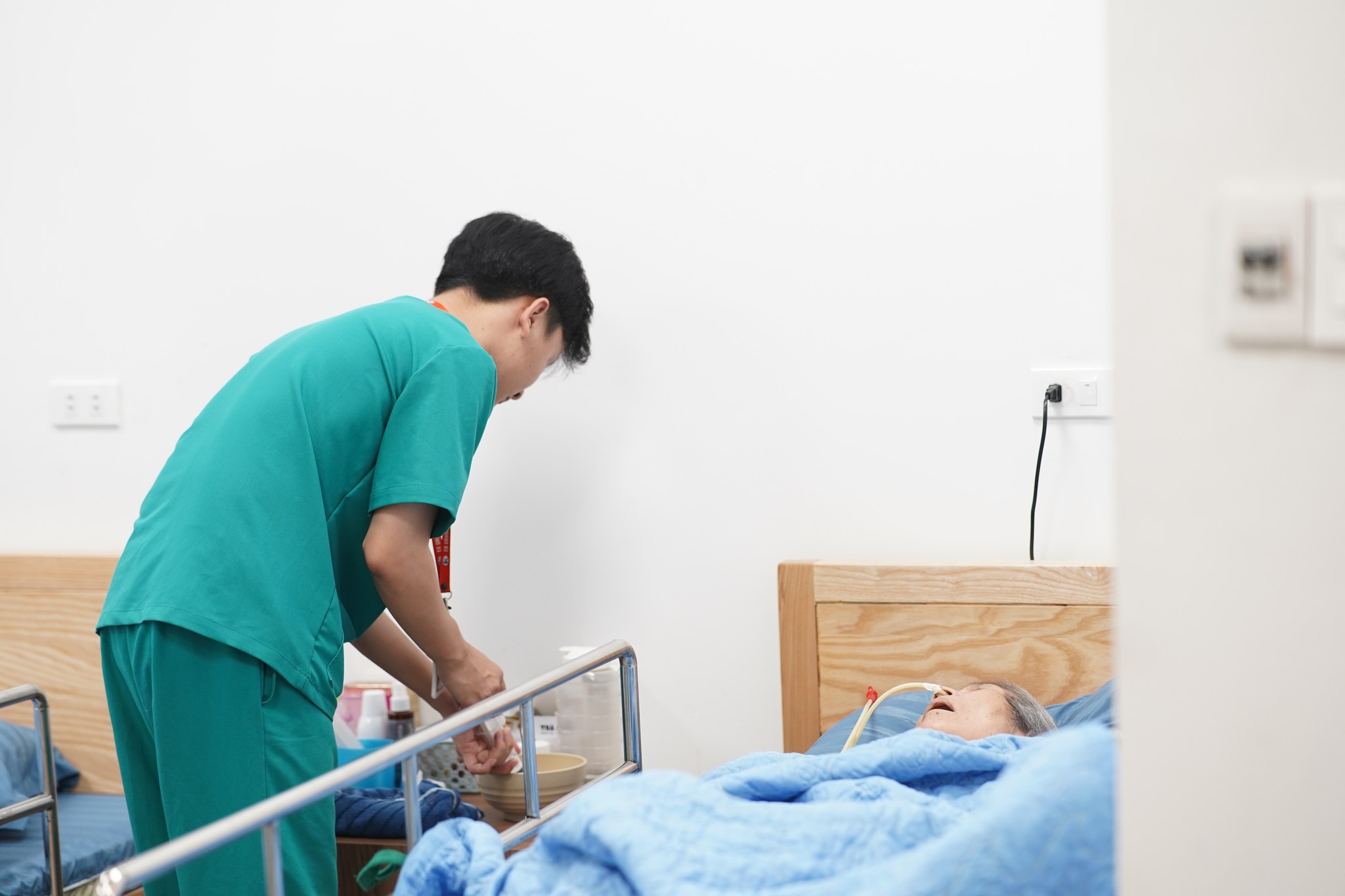 Chăm người gia ốm - Nghề lương cao, trách nhiệm lớn