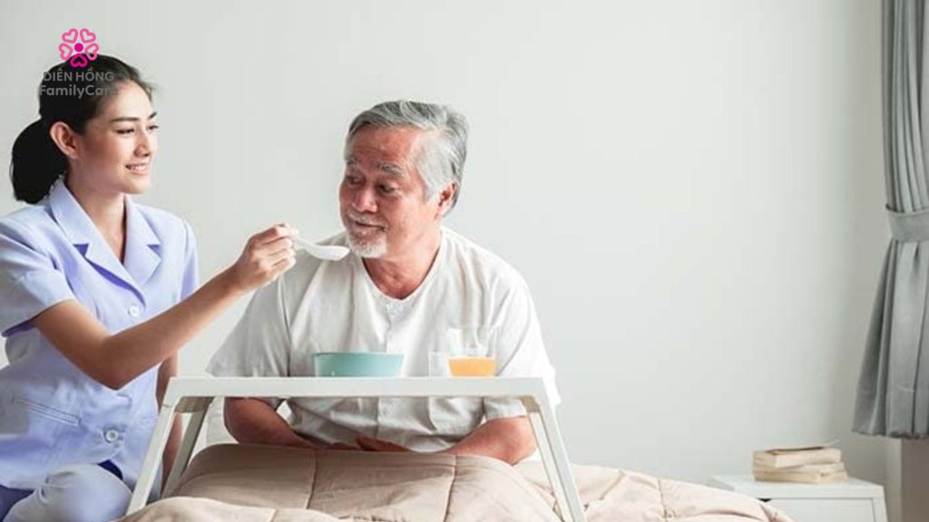 Nhân viên chăm sóc cần được đảm bảo về lý lịch và sức khoẻ cho công việc