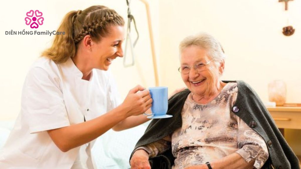 Thuê người chăm sóc người già tại nhà