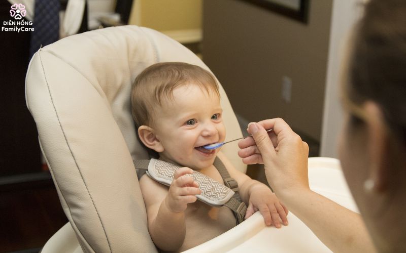 cach-cham-be-bieng-an-tai-nha