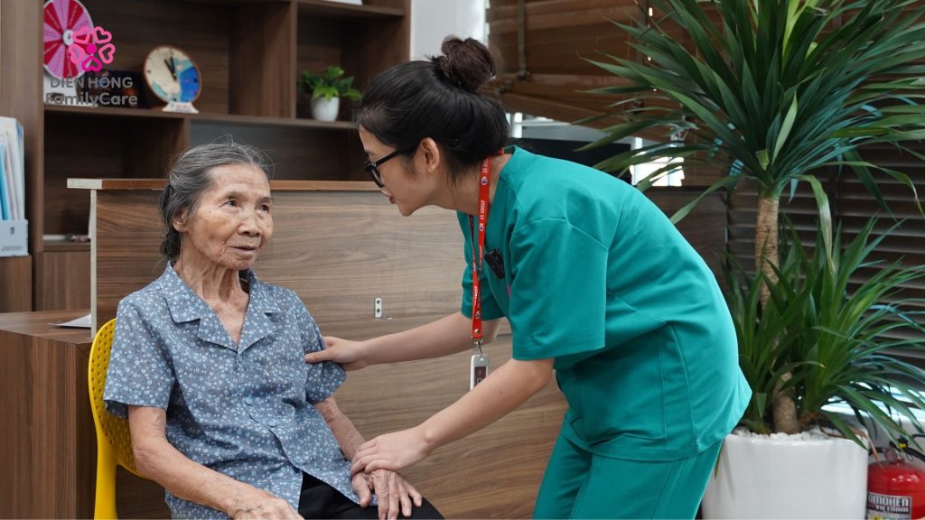 Nhân viên chăm sóc của Viện chăm sóc gia đình Diên Hồng