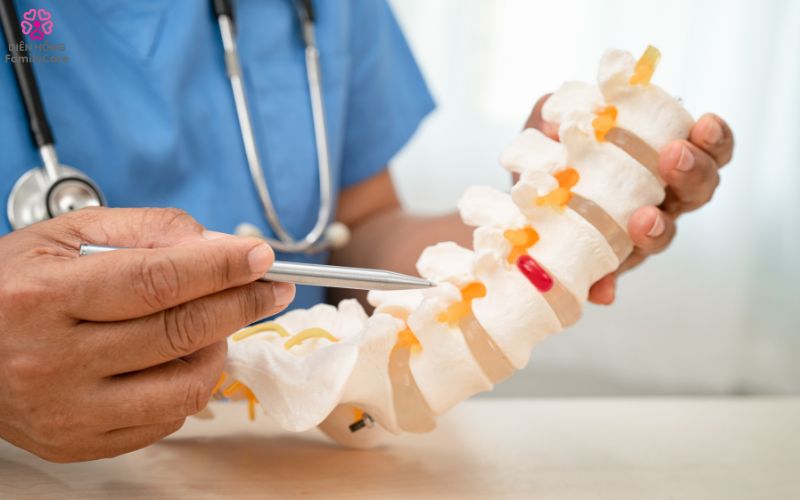 bac-si-kham-benh-loang-xuong