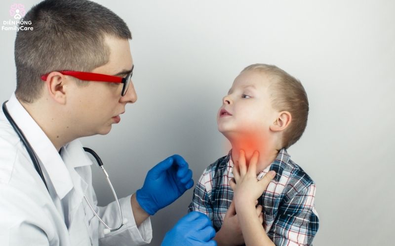 bac-si-kham-tre-bi-viem-amidan