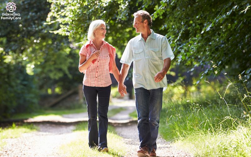 nguoi-cao-tuoi-di-dao