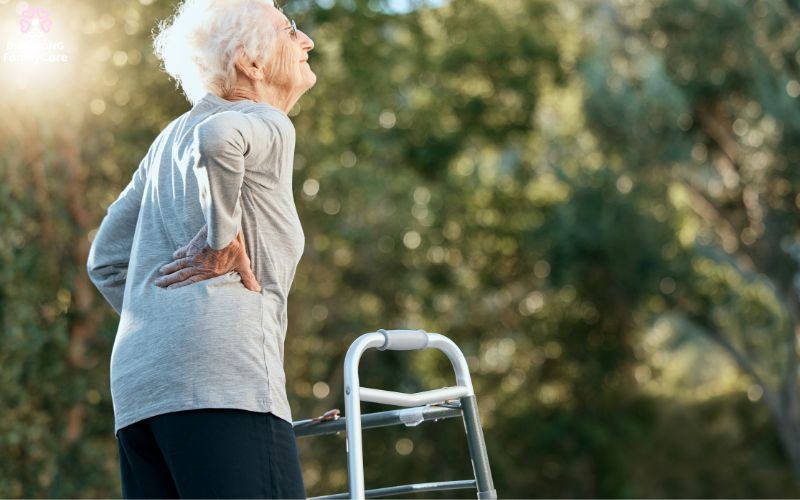 nguoi-gia-bi-dau-lung