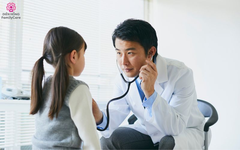 bac-si-kham-cho-tre-bi-tao-bon