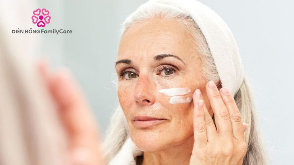 Người cao tuổi dùng toner