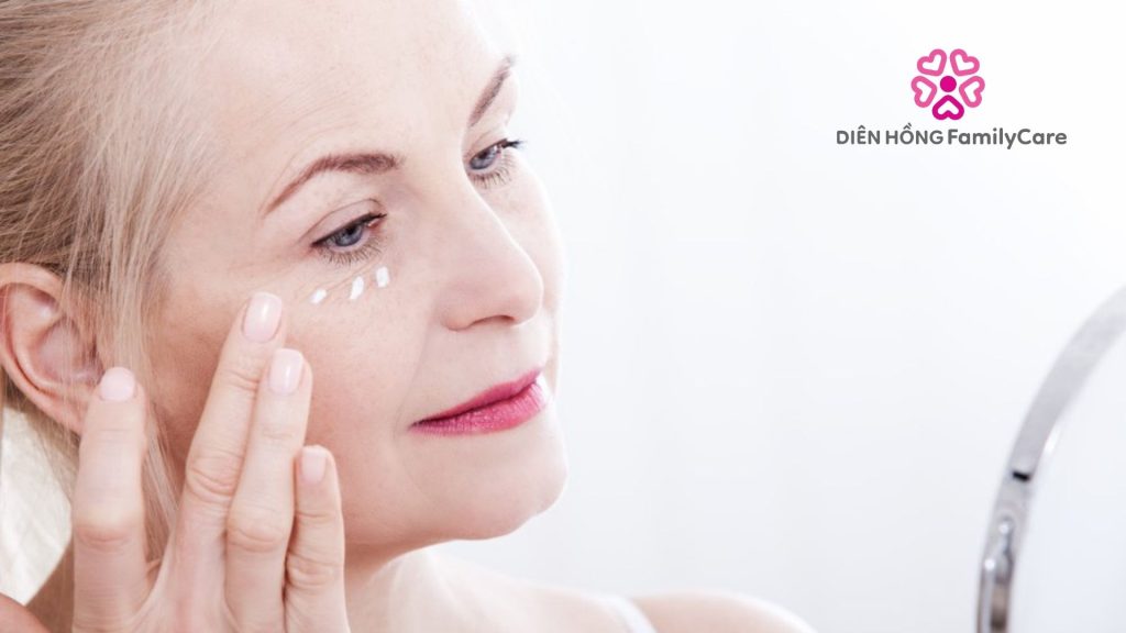 Người cao tuổi dùng kem chống nắng