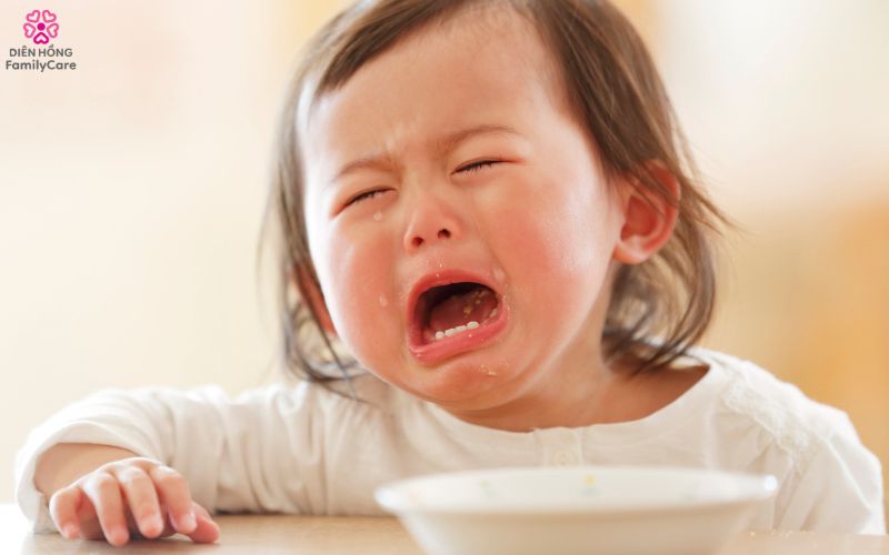 tre-khoc-vi-bi-di-ung-thuc-pham