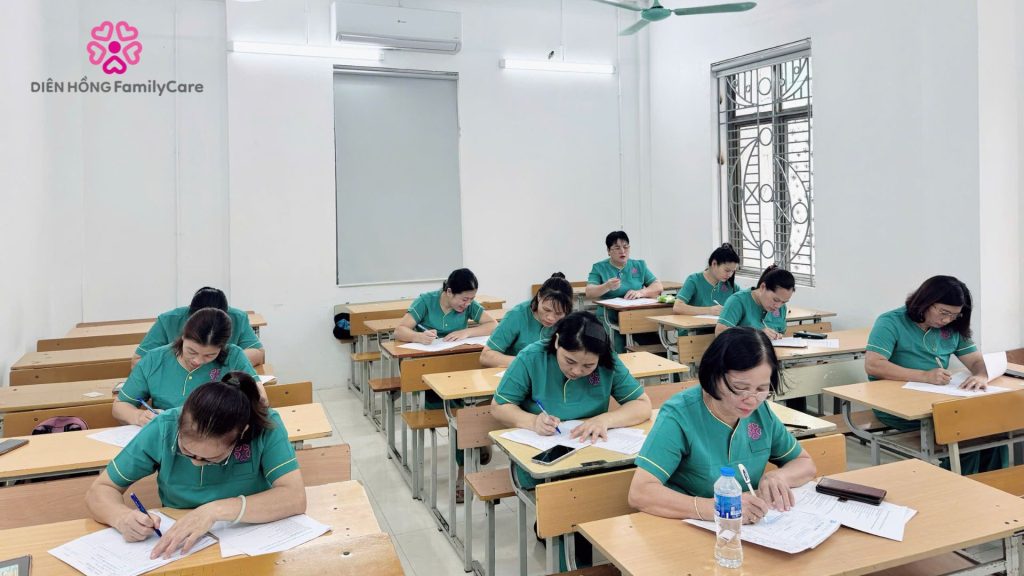 Hội viên Viện chăm sóc gia đình Diên Hồng tham gia kỳ thi lấy chứng chỉ nhân viên chăm sóc