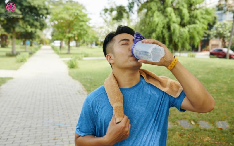 luoi-uong-nuoc-thoi-quen-xau-hai-gan