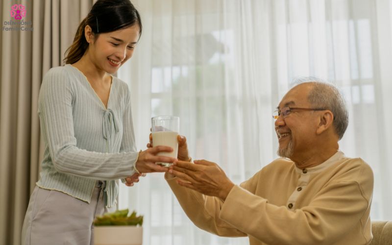 nguoi-cao-tuoi-uong-sua-mua-lanh