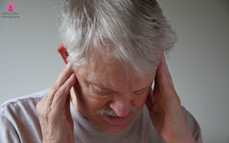 nguoi-gia-chong-mat-choang-vang-3