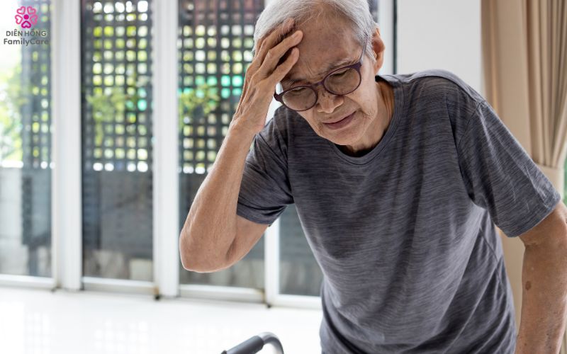 nguoi-gia-chong-mat-choang-vang