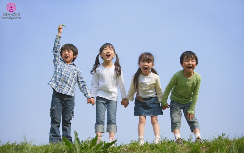 khi-nao-can-dua-tre-dau-bung-di-kham