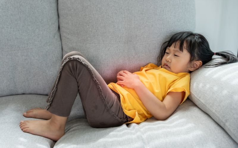 lam-gi-khi-tre-bi-dau-bung