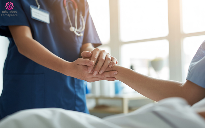 Người bệnh được chăm sóc toàn diện sau phẫu thuật nhằm kiểm soát đau và hỗ trợ hồi phục sức khỏe.