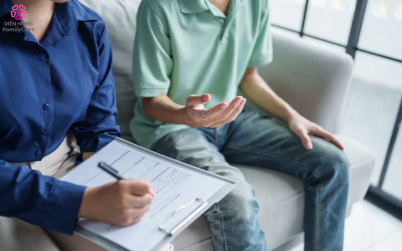 Nhân viên chăm sóc Diên Hồng hỗ trợ sinh hoạt và theo dõi sức khỏe người bệnh theo kế hoạch.