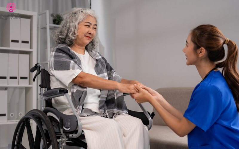 Diên Hồng Family Care theo dõi sức khỏe và điều chỉnh kế hoạch chăm sóc theo tình trạng người bệnh.