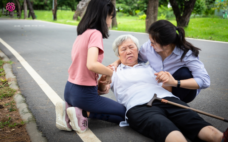 Quy trình xử lý người cao tuổi bị đột quỵ gồm nhận diện triệu chứng và nhanh chóng gọi cấp cứu.