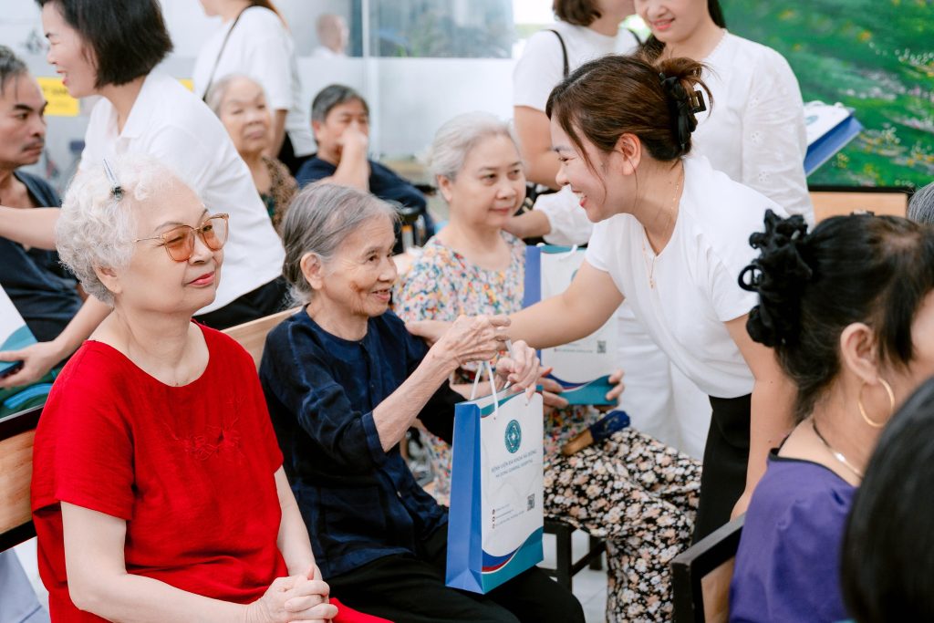 Đoàn Bệnh viện Đa khoa Hà Đông thăm hỏi, giao lưu cùng người cao tuổi tại EK Diên Hồng.
