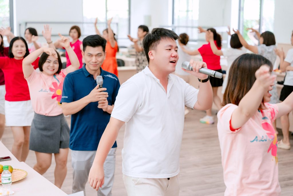 Đoàn Bệnh viện Đa khoa Hà Đông thăm hỏi và giao lưu cùng người cao tuổi tại EK Diên Hồng.