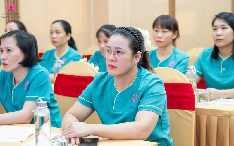 Khóa học kỹ năng chăm sóc người bệnh cung cấp kiến thức cơ bản và kỹ năng hỗ trợ chăm sóc thực tế.