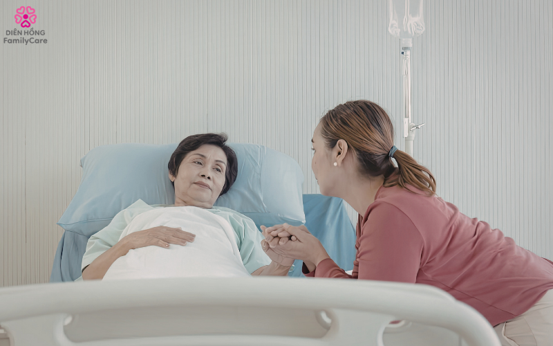 So sánh người chăm sóc tự do với dịch vụ chăm sóc chuyên nghiệp dựa trên kỹ năng và quy trình.
