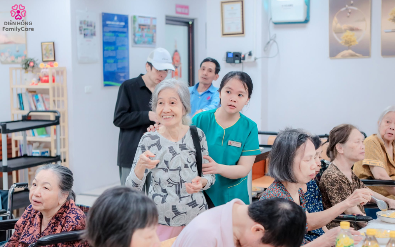 Dịch vụ chăm sóc chuyên nghiệp cung cấp nhân sự được đào tạo kỹ năng chăm sóc người bệnh và người cao tuổi.