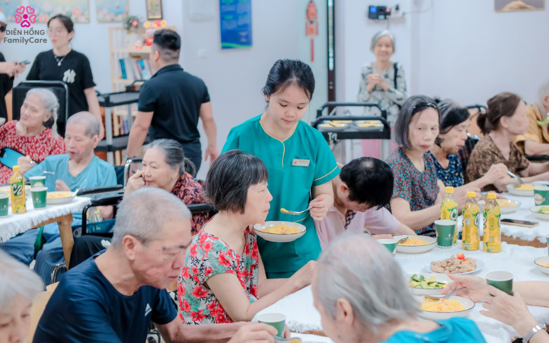 Tiêu chí lựa chọn dịch vụ chăm sóc người bệnh gồm hồ sơ nhân sự, đào tạo, quy trình và báo cáo.