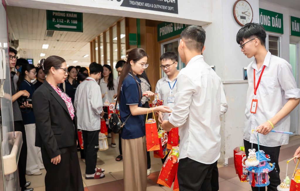 Ban lãnh đạo Diên Hồng Family Care thăm hỏi và động viên các bệnh nhi dịp Trung thu tại Thanh Nhàn.