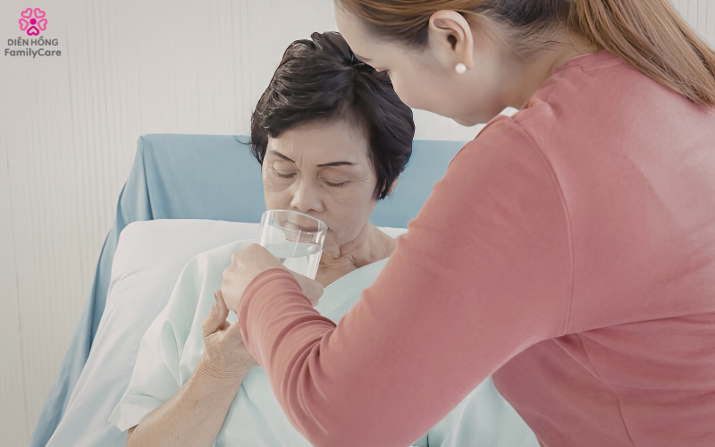 Nhu cầu thuê người chăm sóc người bệnh và người cao tuổi ngày càng được nhiều gia đình quan tâm.